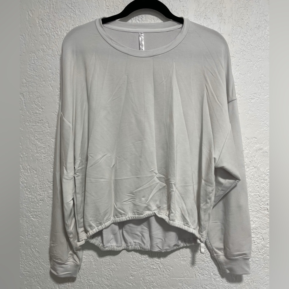 FABLETICS. SIZE M. WHITE WORKOUT TEE, ADJUSTABLE BOTTOM. INSANELY STRETCHY/COMFY